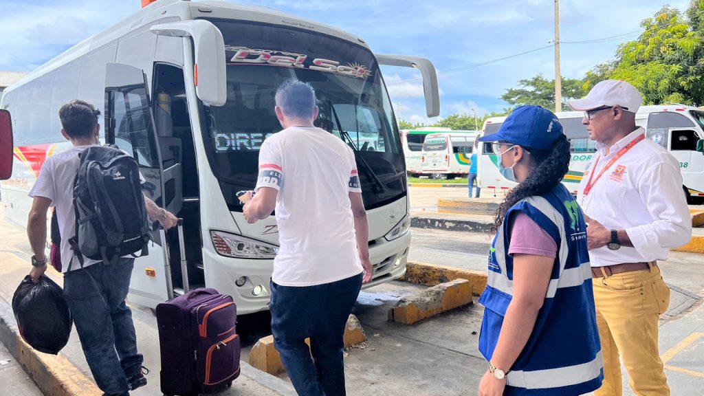 M S De Mil Personas Arribar N A Santa Marta Por La Terminal De