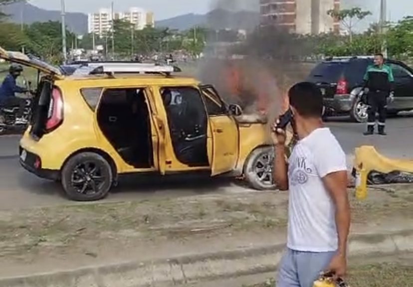 Taxi se incendió en plena Trocal del Caribe Santa Marta Al Día