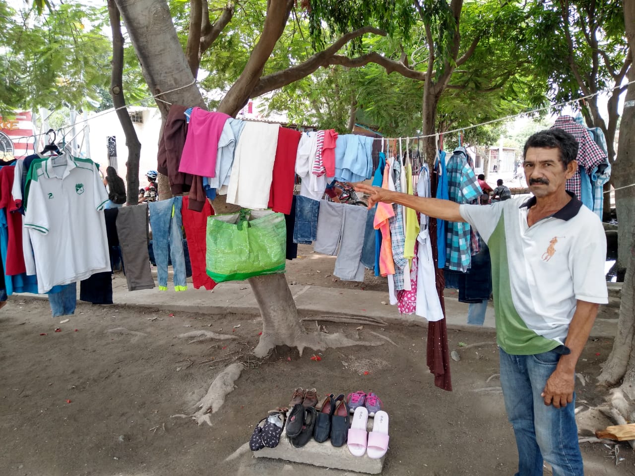 provinciano que se gana la vida ropa usada en Santa Marta - Santa Marta Día