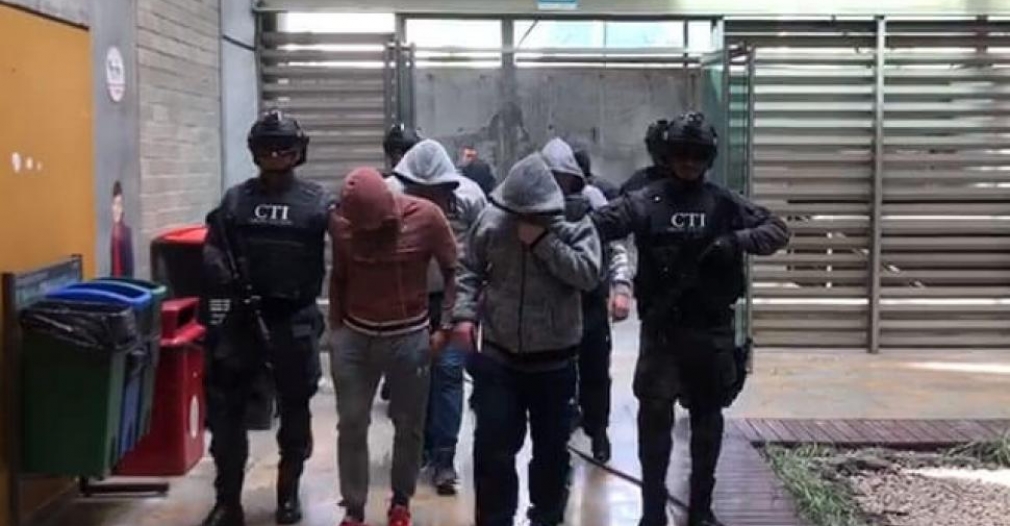Policías de Medellín capturados.