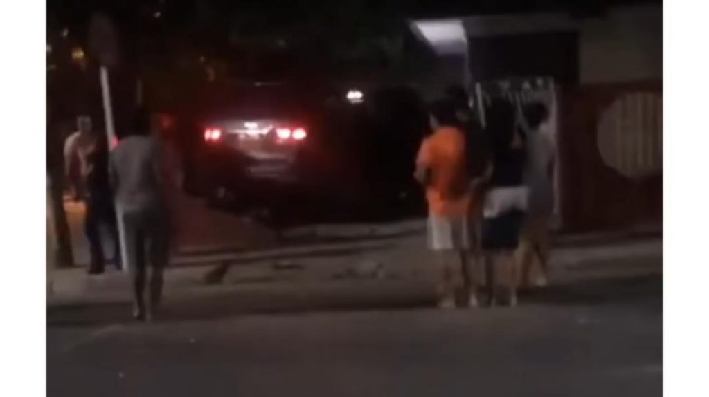 Conductor de lujosa camioneta se fue de frente contra una casa en Los ...