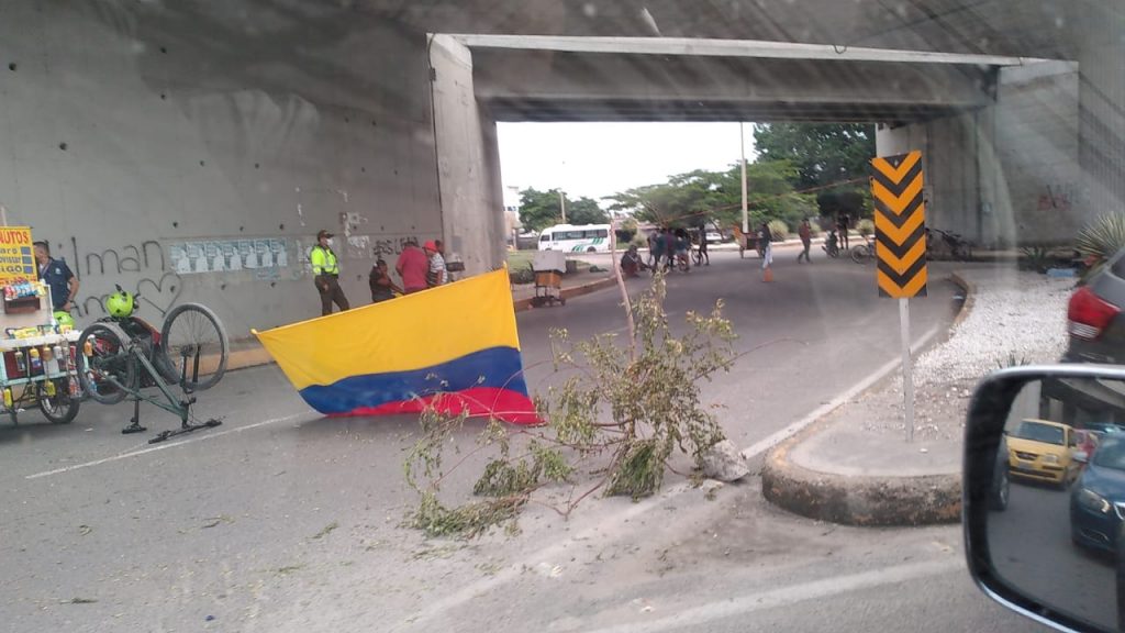 Manifestantes bloquean el puente de La Lucha - Santa Marta Al Día