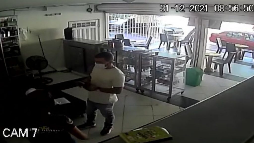 En video: Hombre se hace pasar por cliente para robar en un negocio en ...