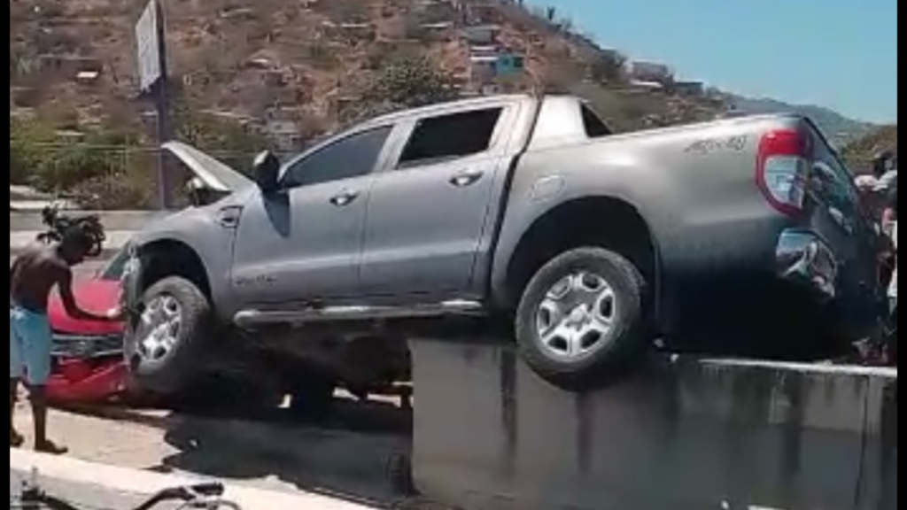 En video: Camioneta por poco cae desde el puente de La Lucha - Santa ...