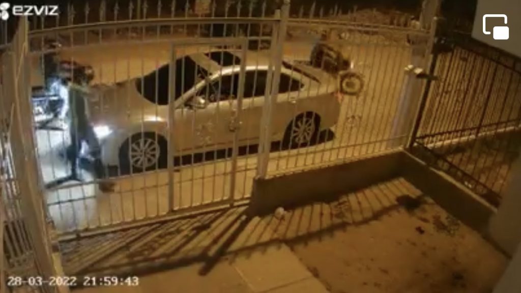 ¡Que inseguridad! Delincuentes atracan a un hombre en la puerta de su ...