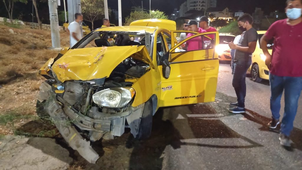 Choque entre taxi y camioneta deja dos personas heridas - Santa Marta ...