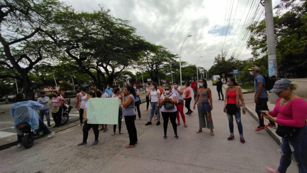 Padres de familias protestan por falta de docentes en el Inem - Santa ...
