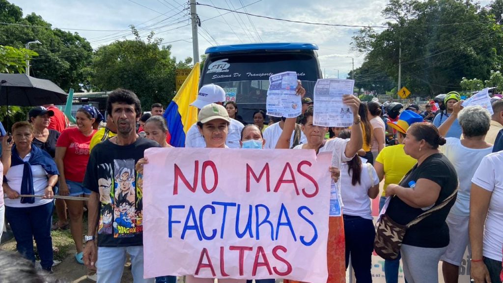 Comunidad protesta por el precio de las tarifas de energía en Santa ...