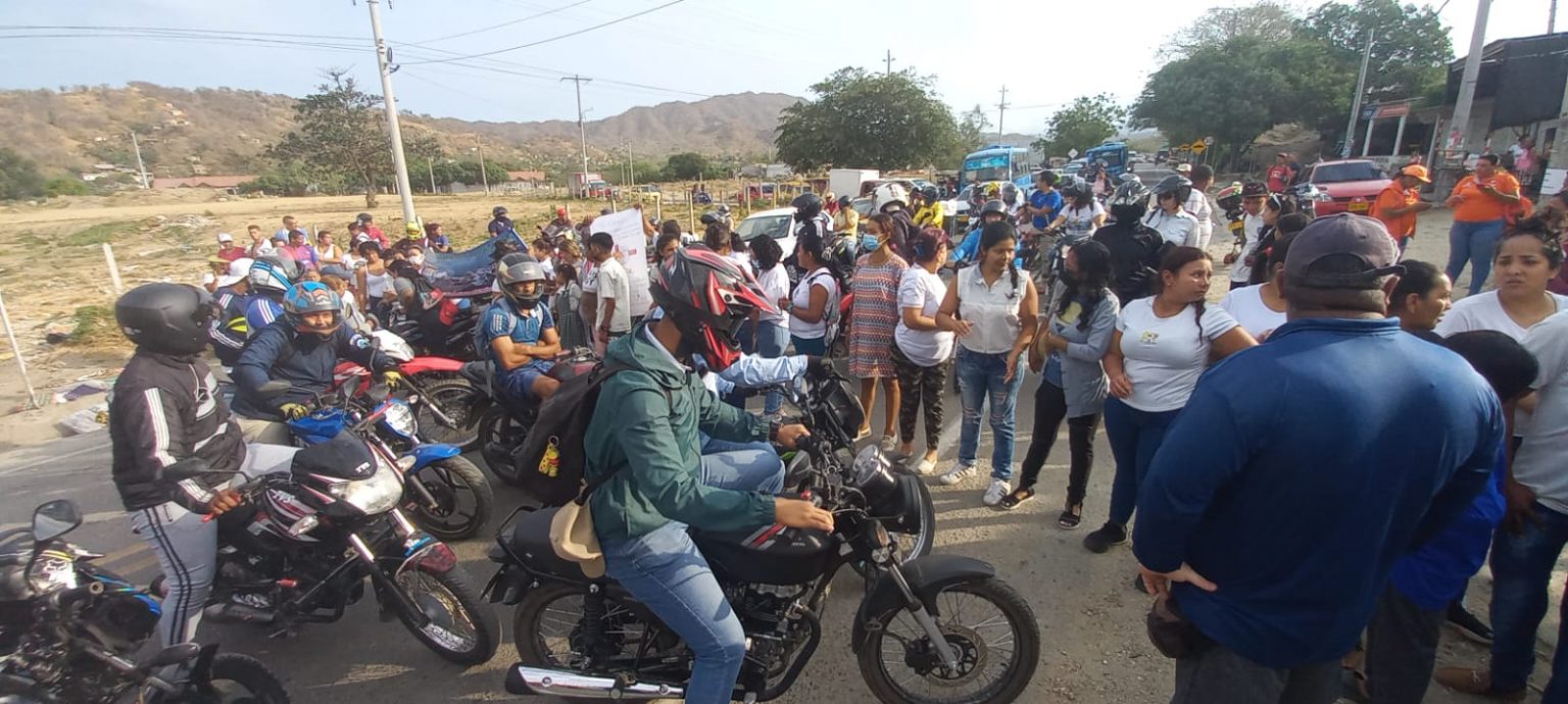Comunidad educativa del colegio 20 de Octubre protesta en la Troncal ...