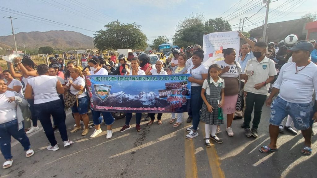 Comunidad educativa del colegio 20 de Octubre protesta en la Troncal ...