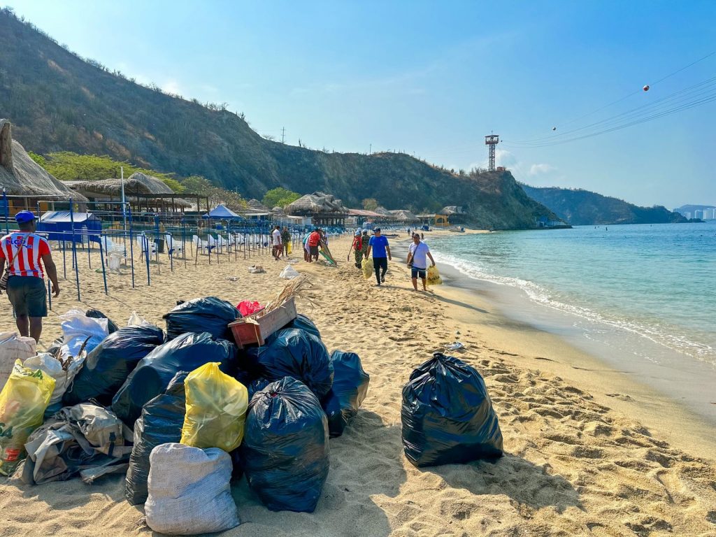 Exitosa jornada de limpieza y oxigenación en playas de Santa Marta ...
