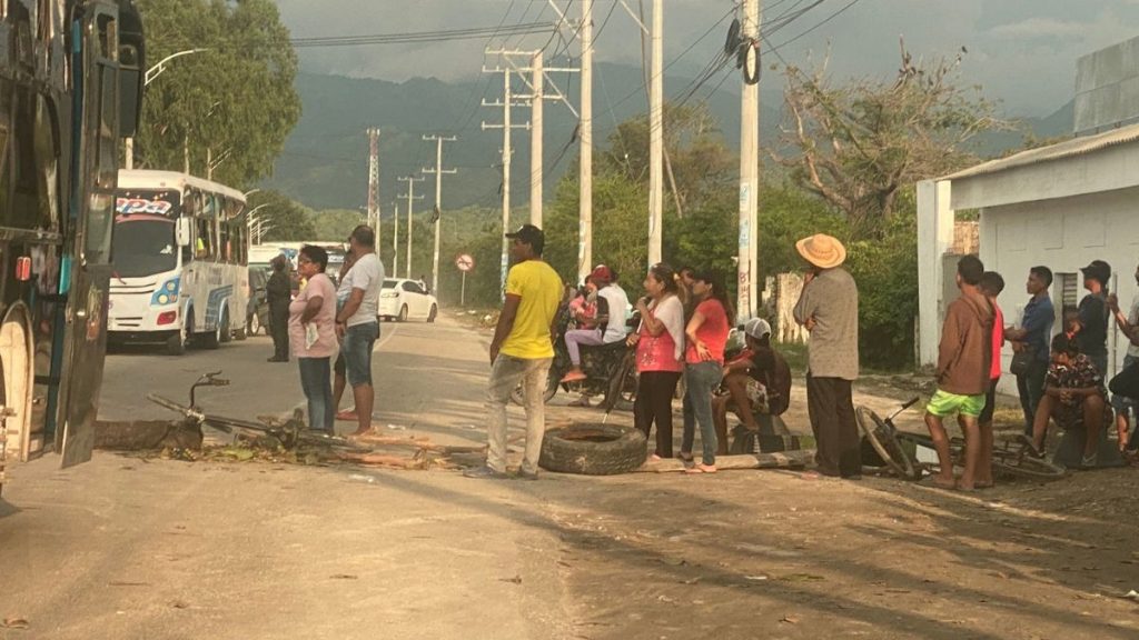 Siguen los bloqueos en la Troncal del Caribe a la altura de Ciénaga ...