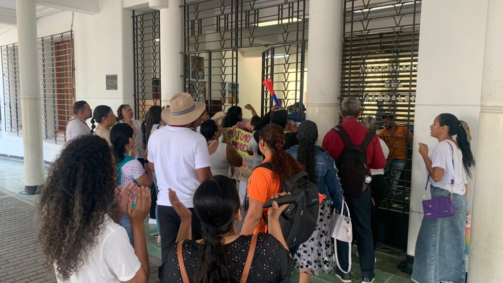 Docentes del Magdalena realizan plantón por falta de nombramientos ...