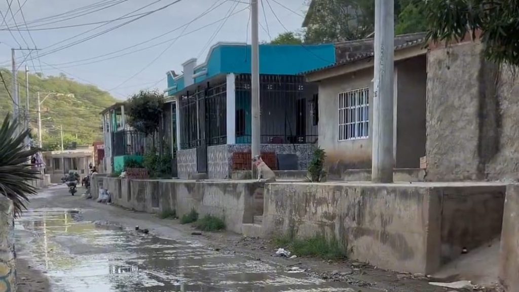 Habitantes de los barrios del norte de Santa Marta denuncian que aguas ...